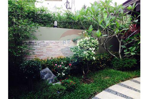 REMAX ID YT156 2-storey villa with a swimming pool and garden The villa, ภาพที่ 4