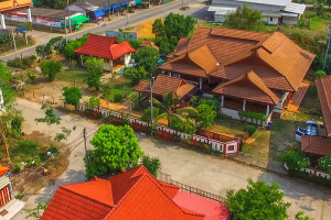 ขายที่ดินพร้อมสิ่งปลูกสร้างเรือนไม้สักกึ่งทรงไทย พื้นที่ขนาด 369 ตารางวา ต.บ้านกลาง อ.เมือง จ.ลำพูน