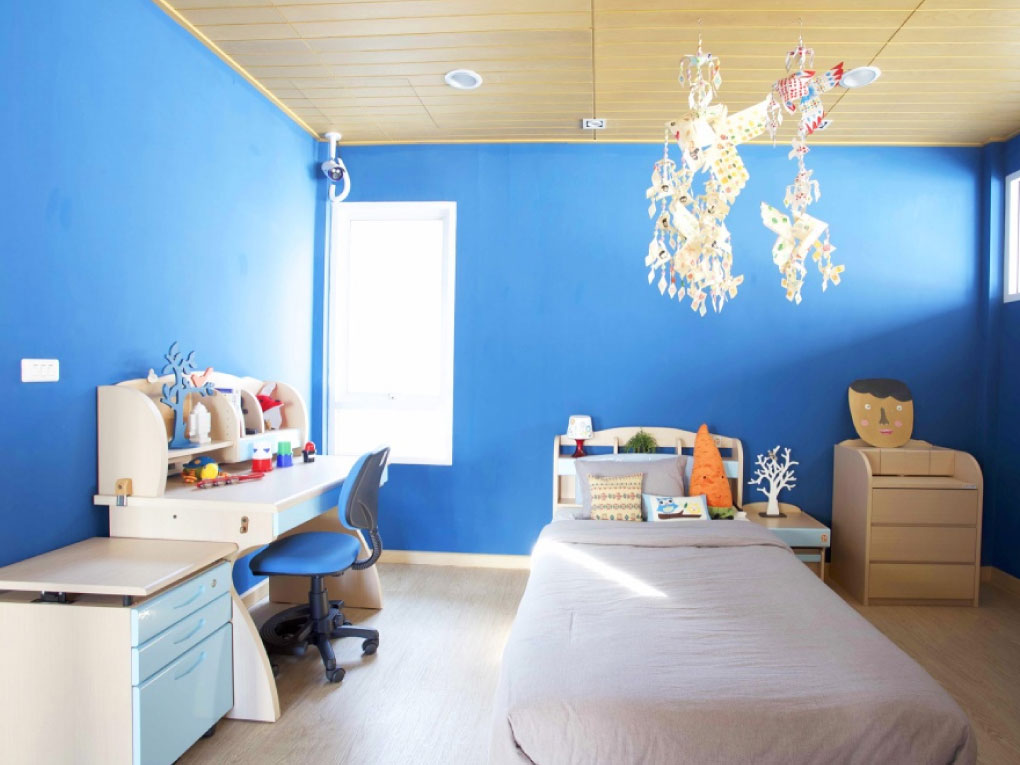 ห้องนอนสีฟ้าจับคู่กับไม้