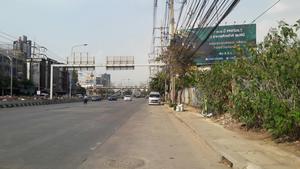 39650 land for rent Front next to Rama 3 Road behind next to the Chao Phraya River Plot size 4 rai