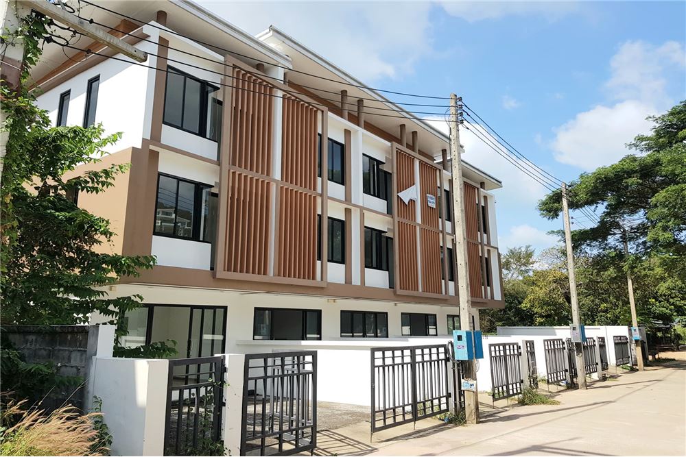 4 Bedrooms Townhouse 3 storey with pool in Bophut