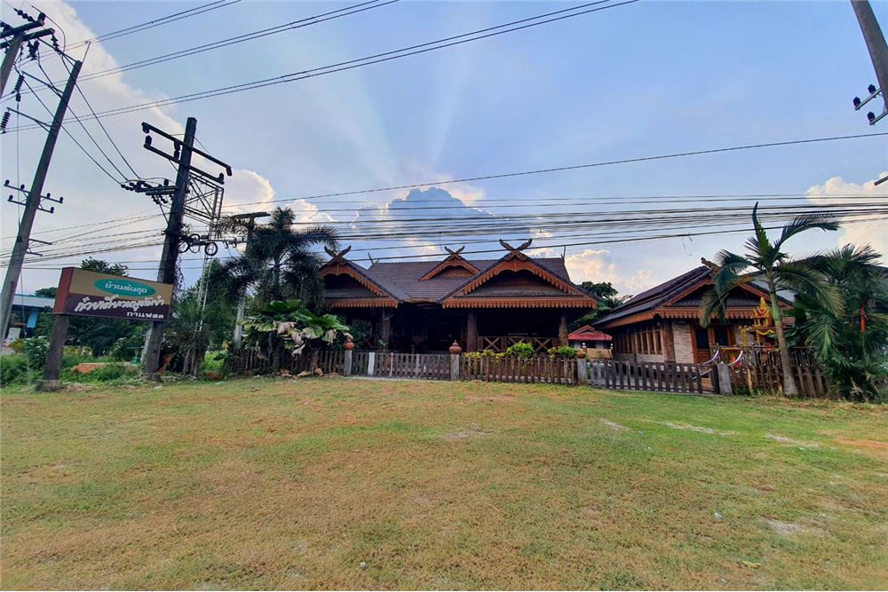 House and restaurent teak wood in Chiang Rai