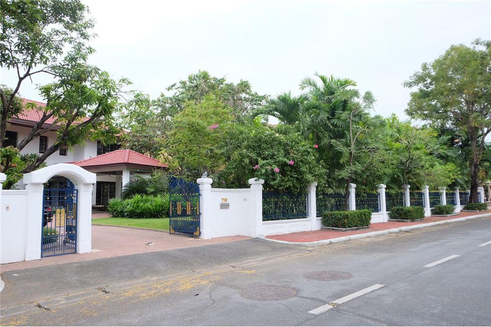 Lakeside Villa 1 House For Rent in Bang na