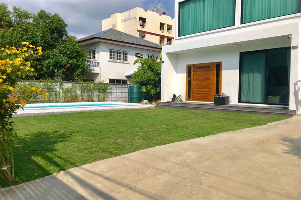 Bright house with the swimming pool in Udomsuk, ภาพที่ 1