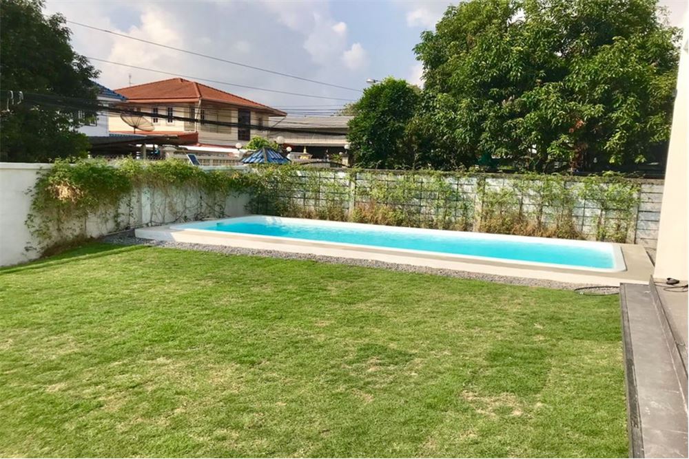 Bright house with the swimming pool in Udomsuk, ภาพที่ 2