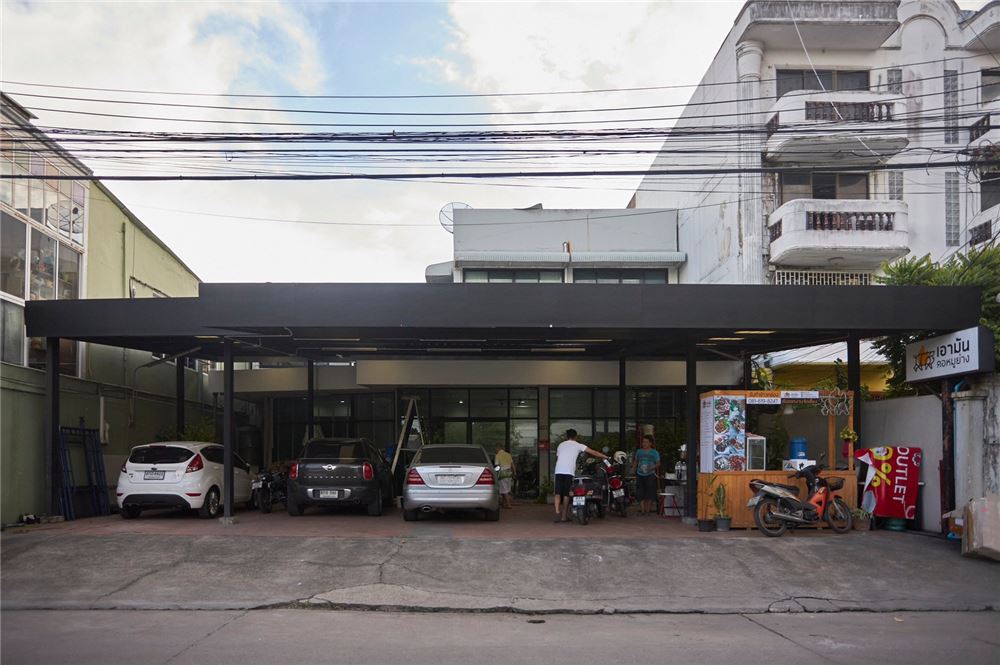 3-storey commercial building 4 wide booths next to Soi Ramkhamhaeng 21 Nawasri this alley can penetrate Sriwara road Tow