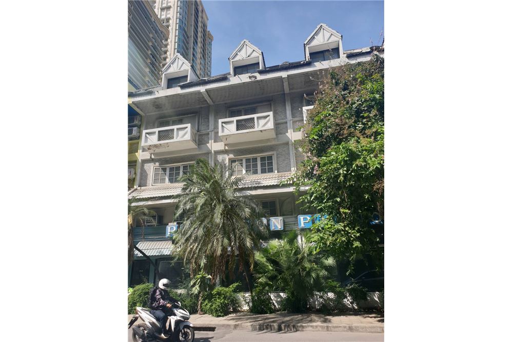 To this  FOR RENT Comercial Building in Sukhumvit 31  Comercial building located in a prime location of Sukhumvit area E
