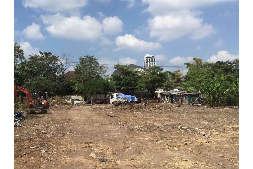 Land for Rent Soi Srinakarin 55 Main Street leading to Suan Luang Rama IX Park Behind Paradise Park Shopping Mall