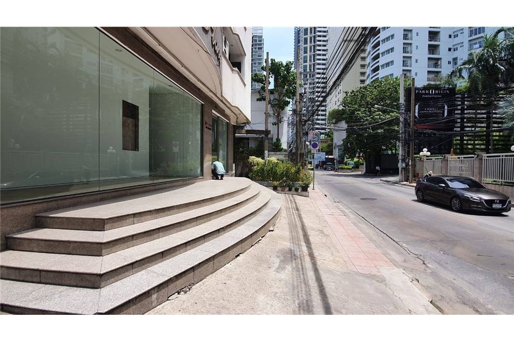 Office space for rent Sukhumvit 24 Near by BTS Phromphong Station
