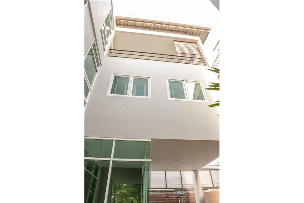 For Sale Single House 3 Storeys 3Bedrooms+ maid room 3Bathrooms Usable area 300 Sqm Land size 50 Sqwah Located in Sukhum