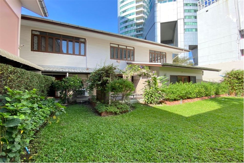 Detail  4 bedrooms 3 bathrooms Near BTS Asoke 606 sqm Partly Furniture CCTV 24 hours  Not close to the main road and loc