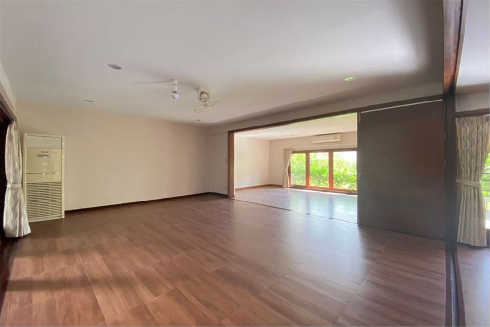 Detail  4 bedrooms 3 bathrooms Near BTS Asoke 606 sqm Partly Furniture , ภาพที่ 4