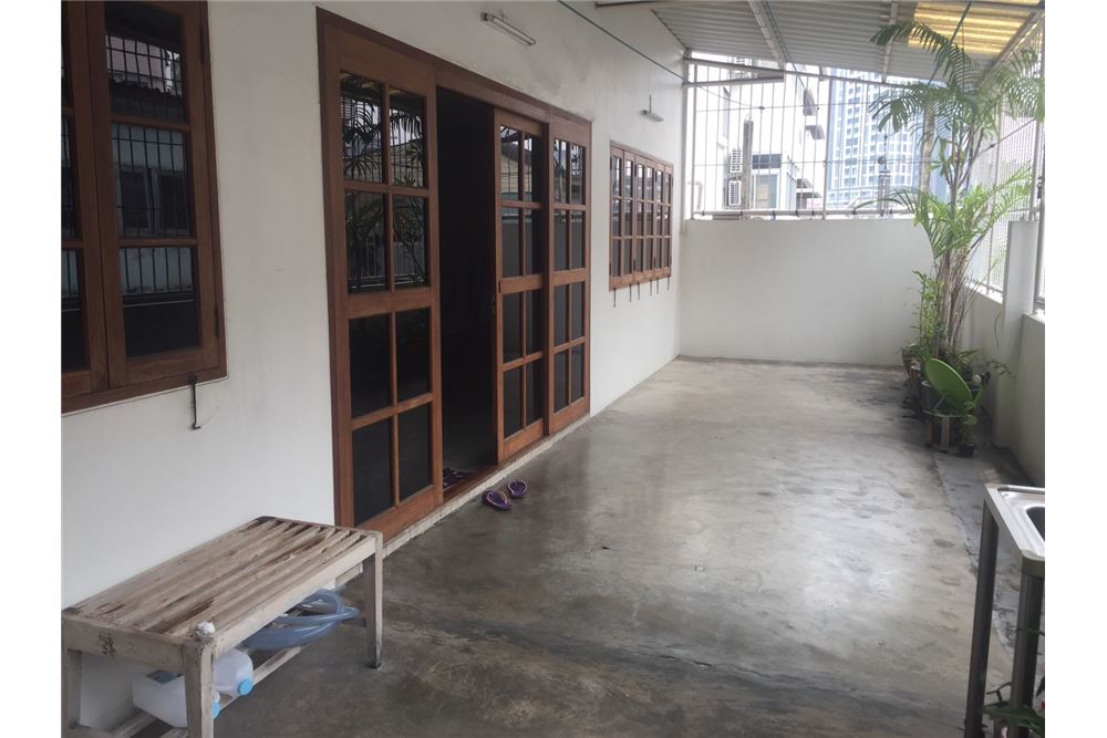 Commercial For Sale Office For Sale At Phrompong New Renovate Sukhumvit 30 BTS Phrompong, ภาพที่ 1