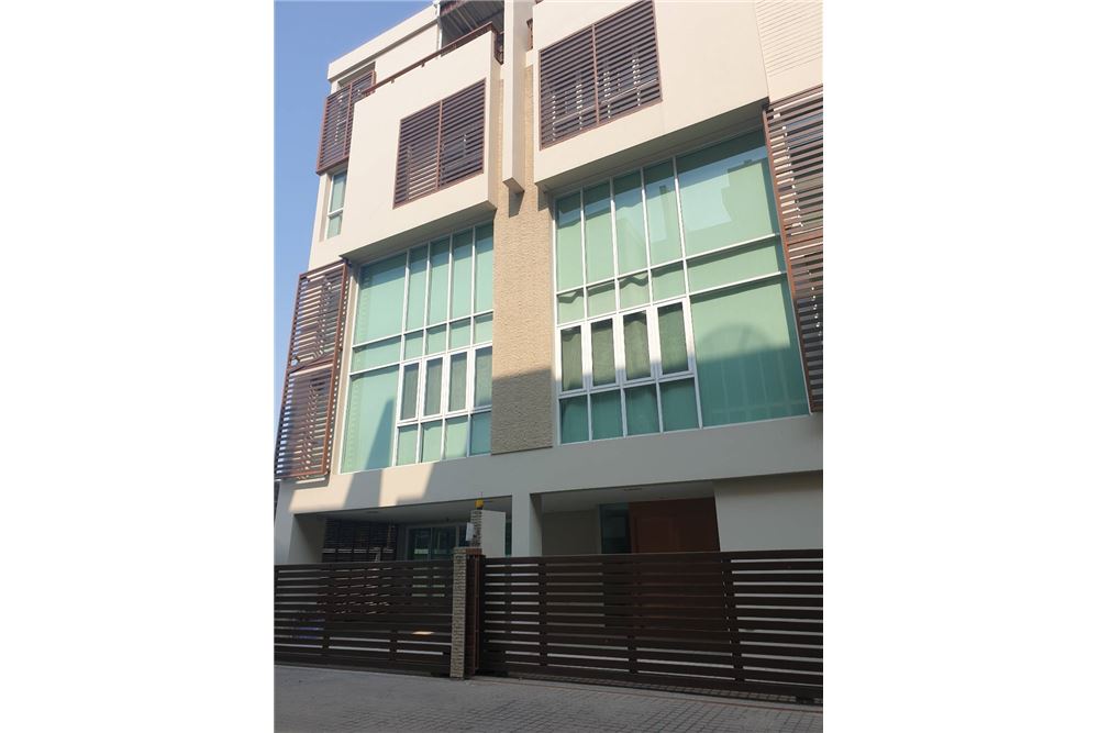 House With Swimming Pool 6 Beds Sukhumvit For Sale