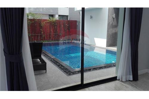Single House with pool For Rent in Phrompong BTS