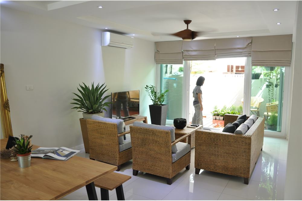 For Sale with tenant Modern Townhome Ekkamai with small garden BTS, ภาพที่ 4