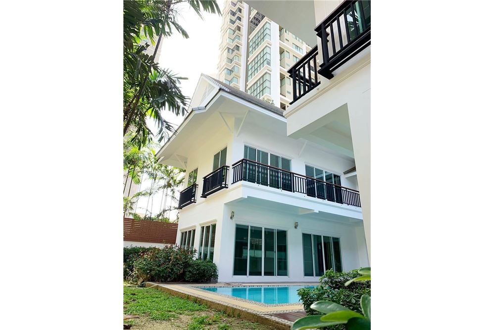 Single House With Private Pool 5 Beds Sukhumvit Near BTS Phromphong For Rent