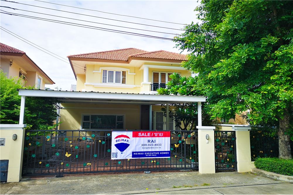 2-storey house in a nice compound in Hua Mark for sale   The house is located on Krungthep Kreetha Soi 7 which has conve