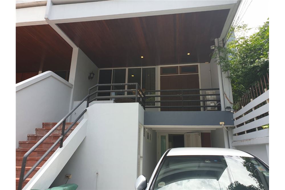 3 STORY TOWNHOME 3 BEDS 4 BATH SIZE 300 SQM IN THE HEART OF THONGLOR  MANY RESTAURANTS AROUND WALK TO BTS 15 MINUTES