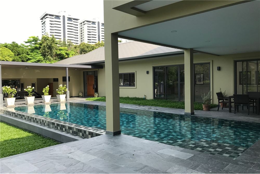 Single House With Swimming Pool 4 Beds Sukhumvit Phromphong For Rent