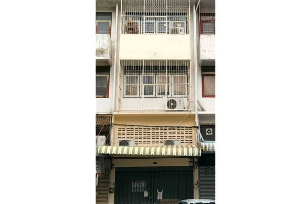 The house is In the heart of Ratchayothin district Building is located in a commercial spot behind Paholyothin main stre