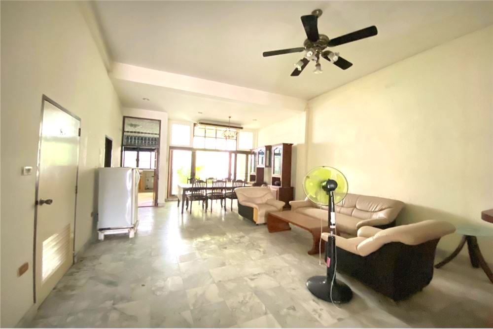 Pets friendly-Townhouse for rent on Thonglor A beautiful townhouse located on the heart of Thonglor area