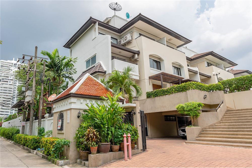 Townhouse for sale at the hard of Ekkami   4 Floor Townhouse a wonderful place for living a huge facility in the compoun, ภาพที่ 1