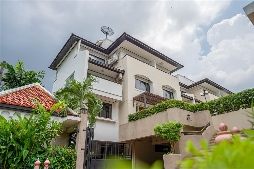 Townhouse for sale at the hard of Ekkami   4 Floor Townhouse a wonderful place for living a huge facility in the compoun, ภาพที่ 3