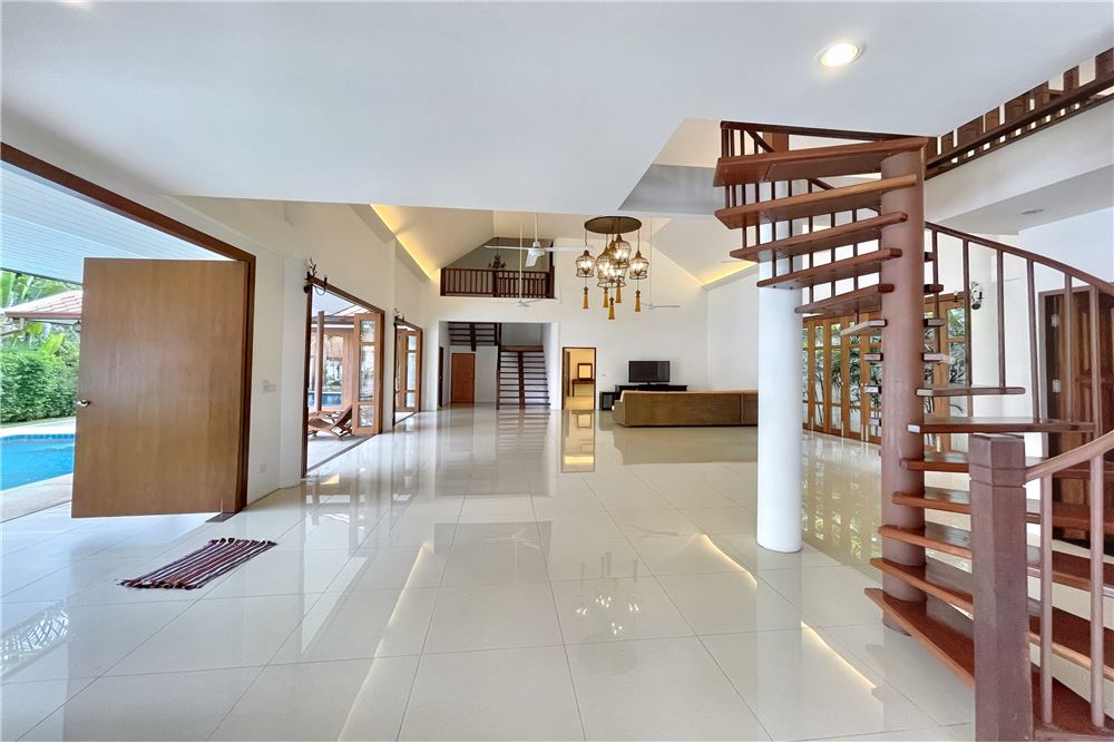 Spacious 4 bedroom 4 bathroom pool villa for sale in Jomtien with easy , ภาพที่ 4