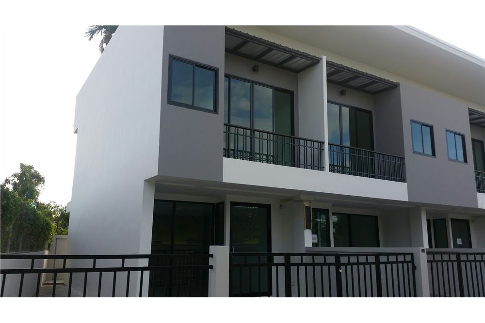 Townhome for sale BE TOWN Noen Phra Mueang Rayong Rayong Sukhumvit 62 near Map Ta Phut Industrial Estate Townhome for re