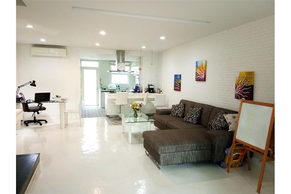 REMAX ID YT-180  Lovely 2BR-townhouse in heart of Bophut There are large and nice pool with sunbeds in the territory and