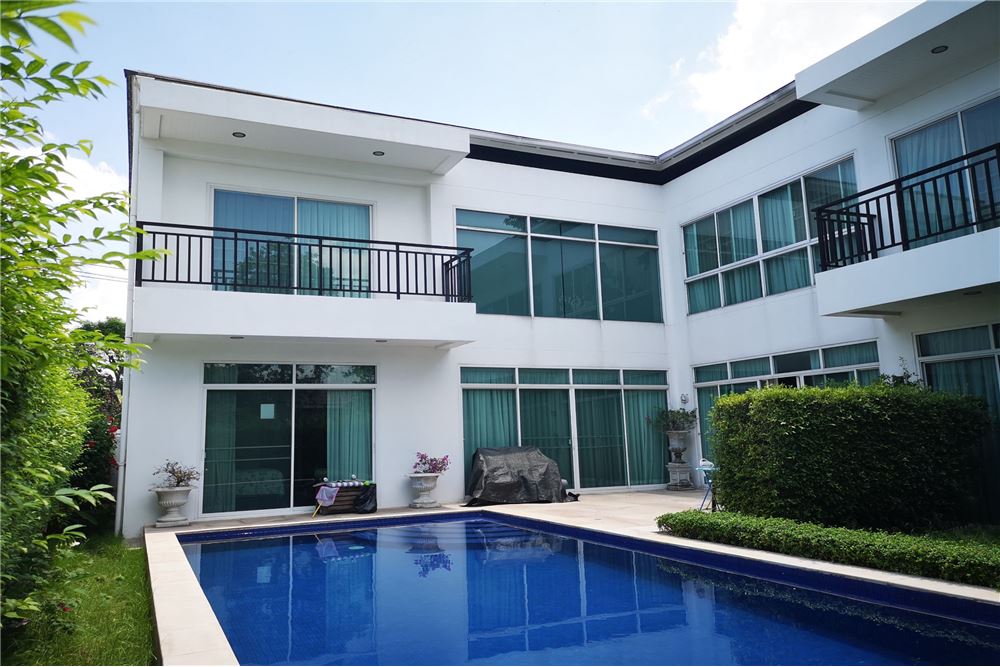 Description 2-story house with a private saltwater pool is located in a nice compound on early Ramkhamhaeng Road close t