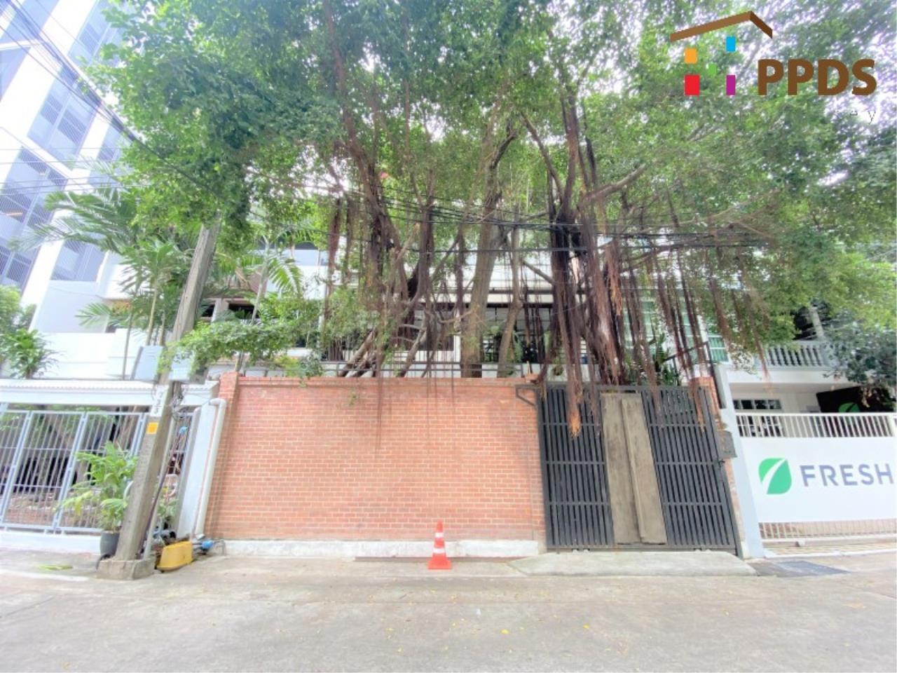 For sale townhouse in the middle of Sathorn Road