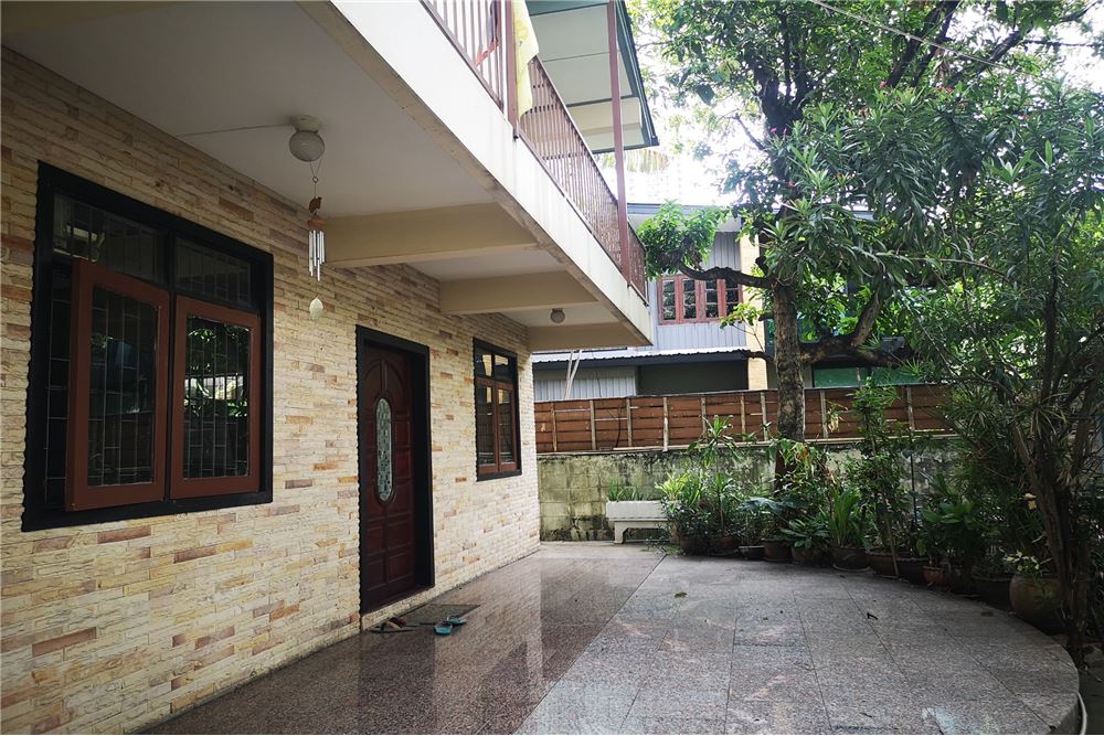 This 2-storey house is located on 97sqm of land in a quiet residential area of Ekkamai Its located on a very convenience