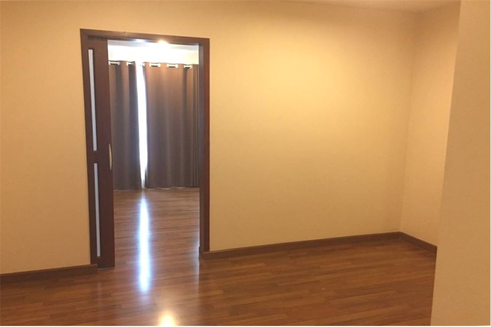 An empty room for your own creation clean and safe 5 mins walk from MRT, ภาพที่ 4