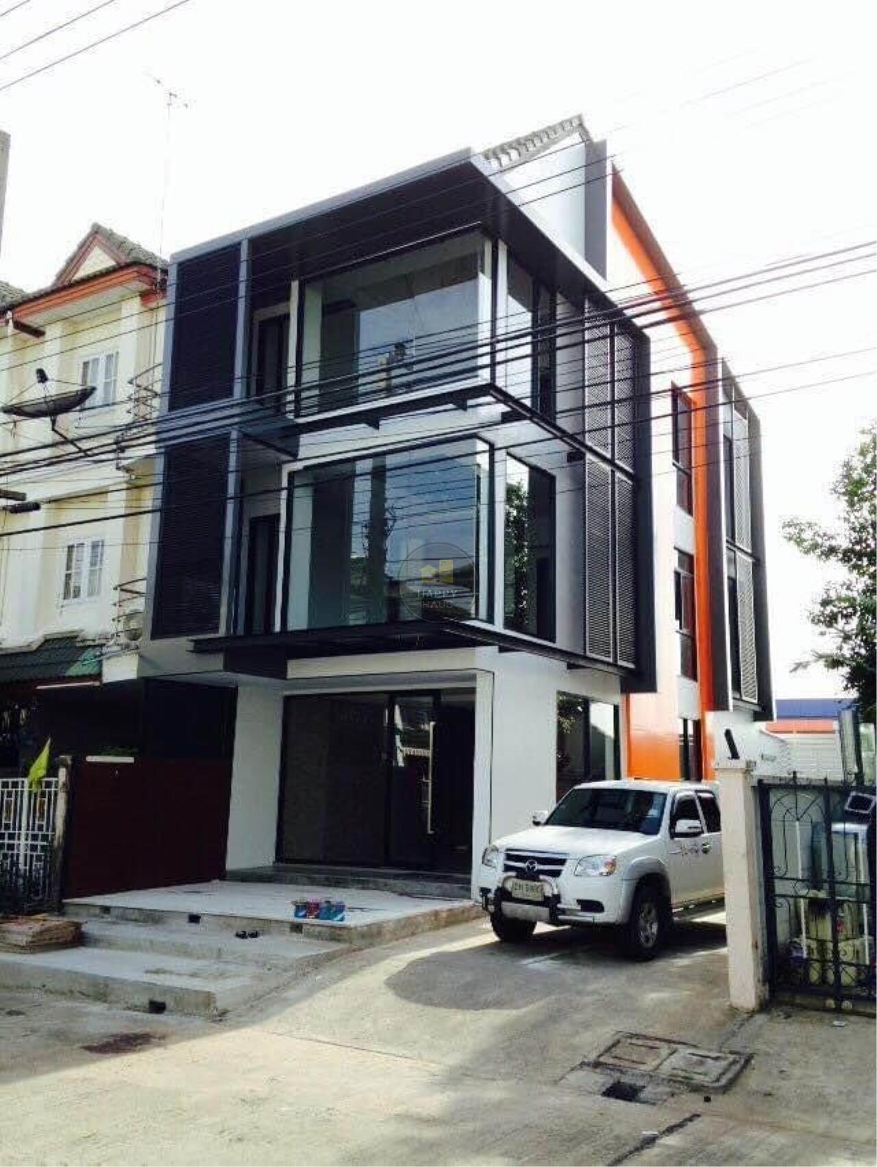 H910HH-Office for sale 3-storey building at the entrance of Soi Ramkhamhaeng 180 convenient to travel close to the train