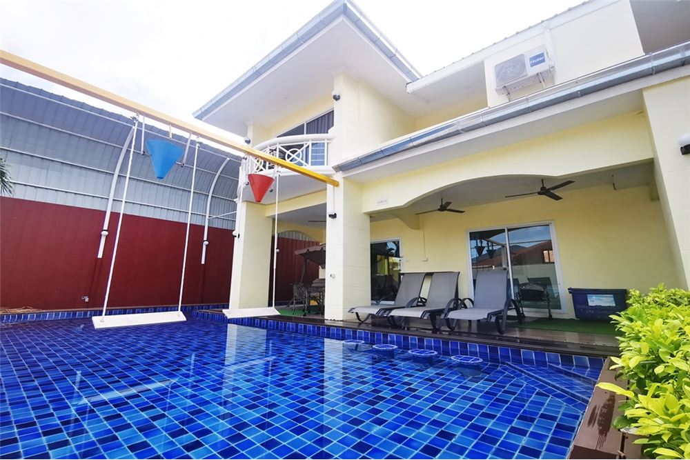 Looking for pool villa for daily business Only 1 Km to Jomtien Beach surrounded by many restaurant and 7-11 just in fron