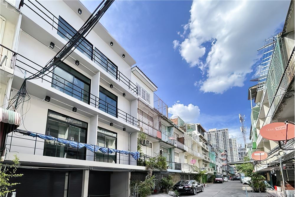 For sale Townhouse 4 storeys 3 bedrooms in Soi Sathupradit