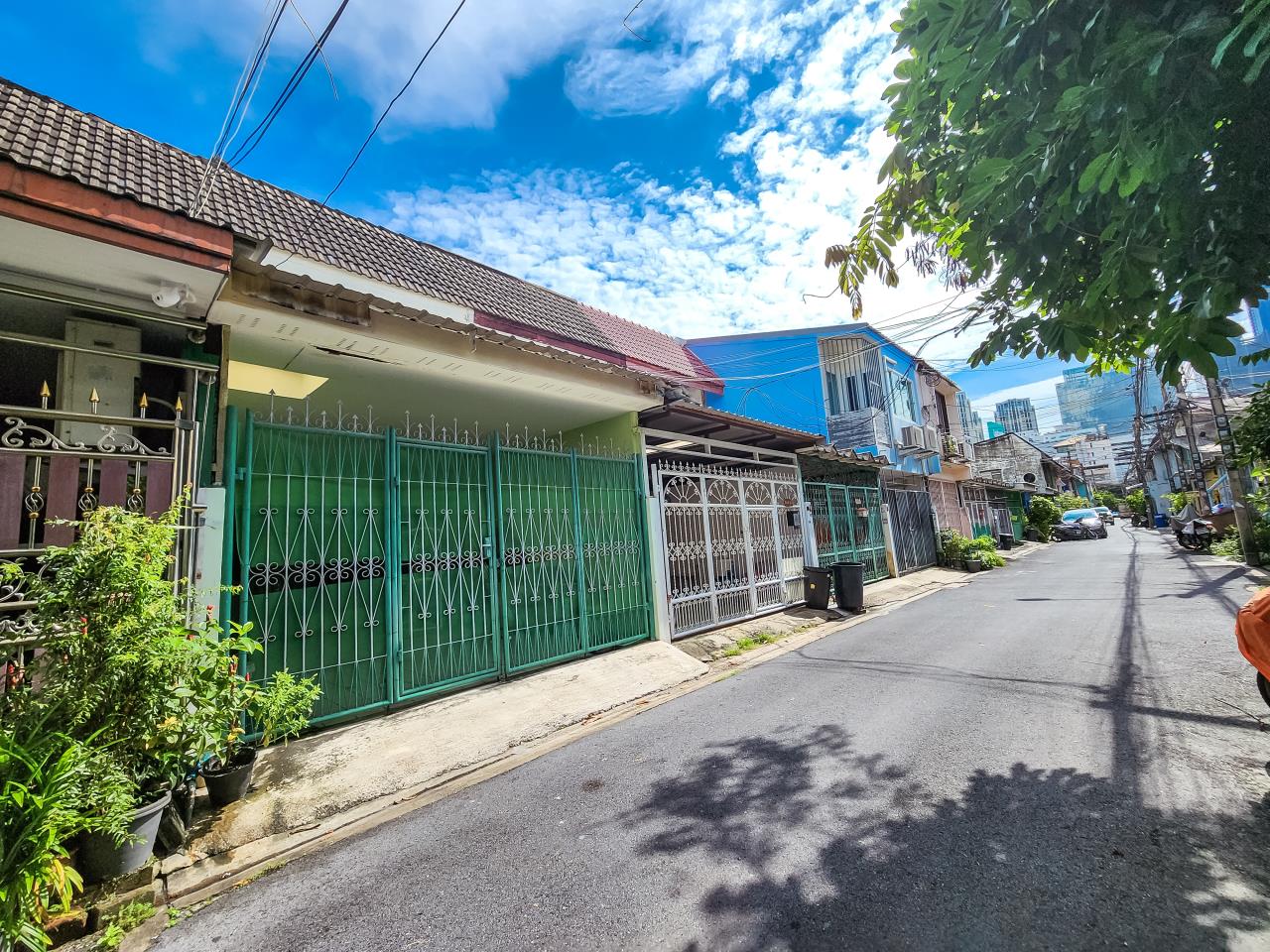 Very Rare Townhouse for SALE behind Fortune Town Ratchadaphisek 3 Road Near MRT Phra Ram 9 and Central Rama 9