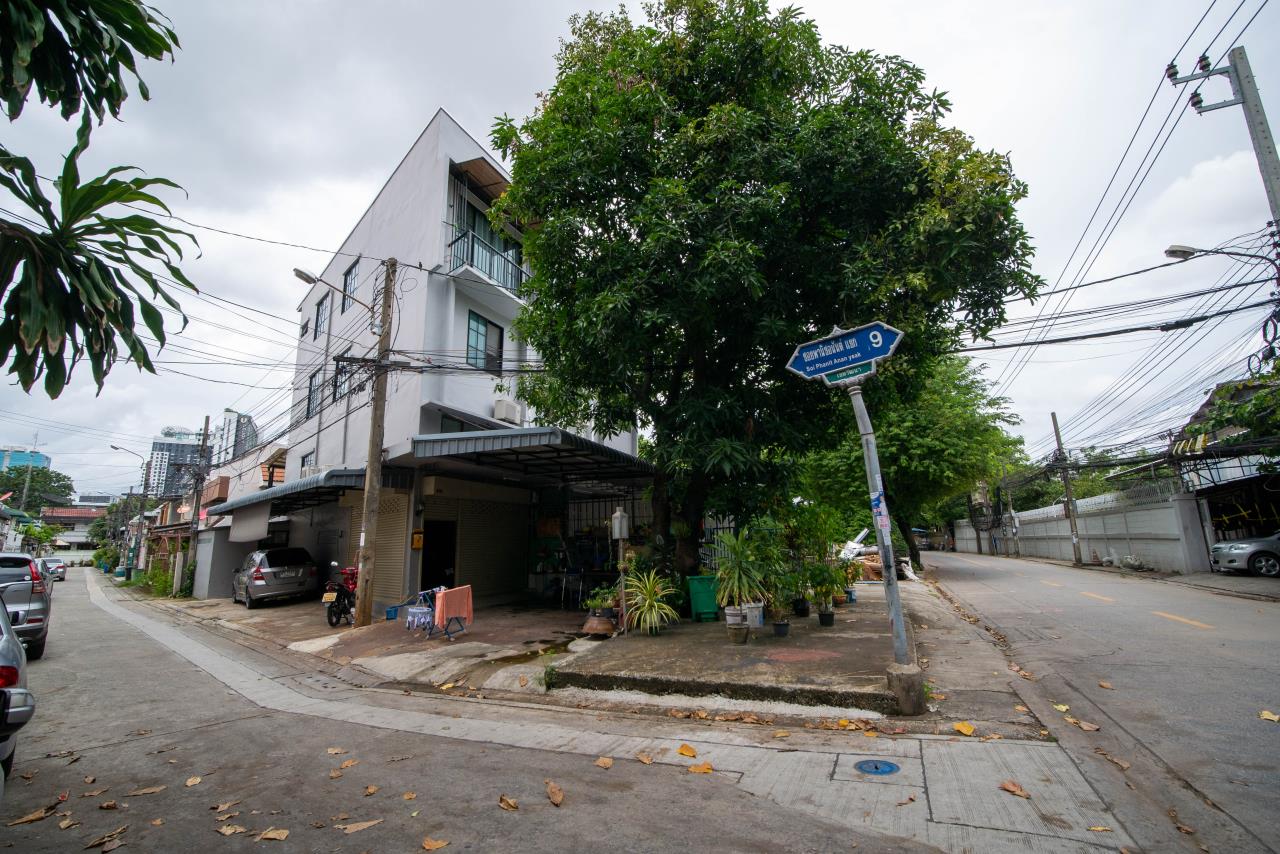 Rare Corner House at The Best PRICE 41 SqW Townhome for SALE at Pridi, ภาพที่ 4