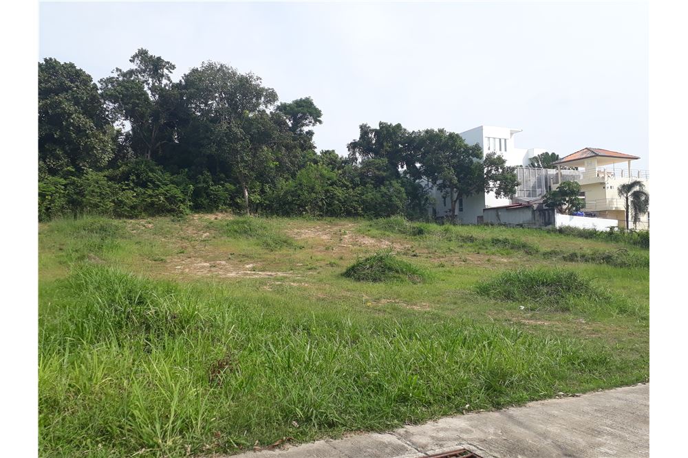 The land of 2344 sqm 586 sqw is extremely well located in Nai Harn sai Yuan about 35 km from one of the most beautiful b