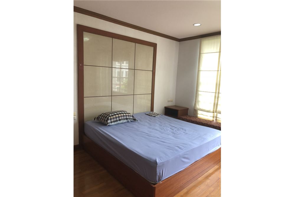 Good location Townhouse at Thonglor closed to BTS Thonglor 4 Bedroom 4 Bathroom and 2 Toilets