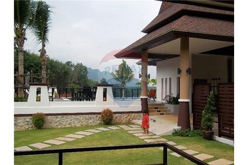 Very stylish luxury villa resort with swimming pool reception lobby and, ภาพที่ 4